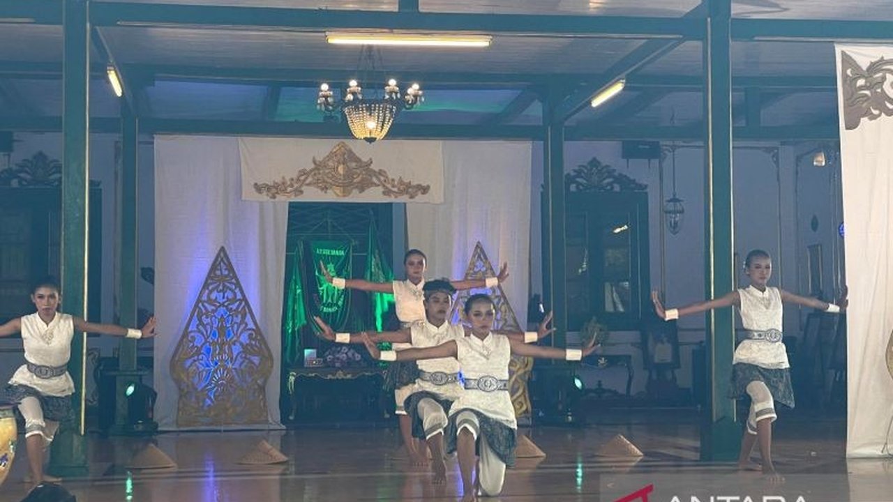 Seniman di Kota Cirebon aktif melestarikan kesenian Wayang Wong melalui pagelaran budaya tradisional di Keraton Kacirebonan, menjaga warisan budaya di tengah modernisasi.