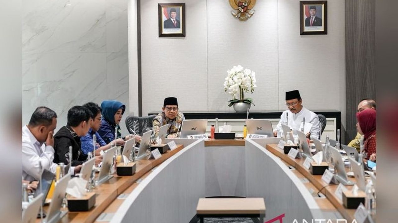Pemerintah, melalui Menteri Koordinator Bidang Pemberdayaan Masyarakat, terus mendorong pembaruan data kemiskinan agar program bantuan sosial dan pemberdayaan masyarakat dapat benar-benar tepat sasaran dan efektif dalam mengentaskan kemiskinan.