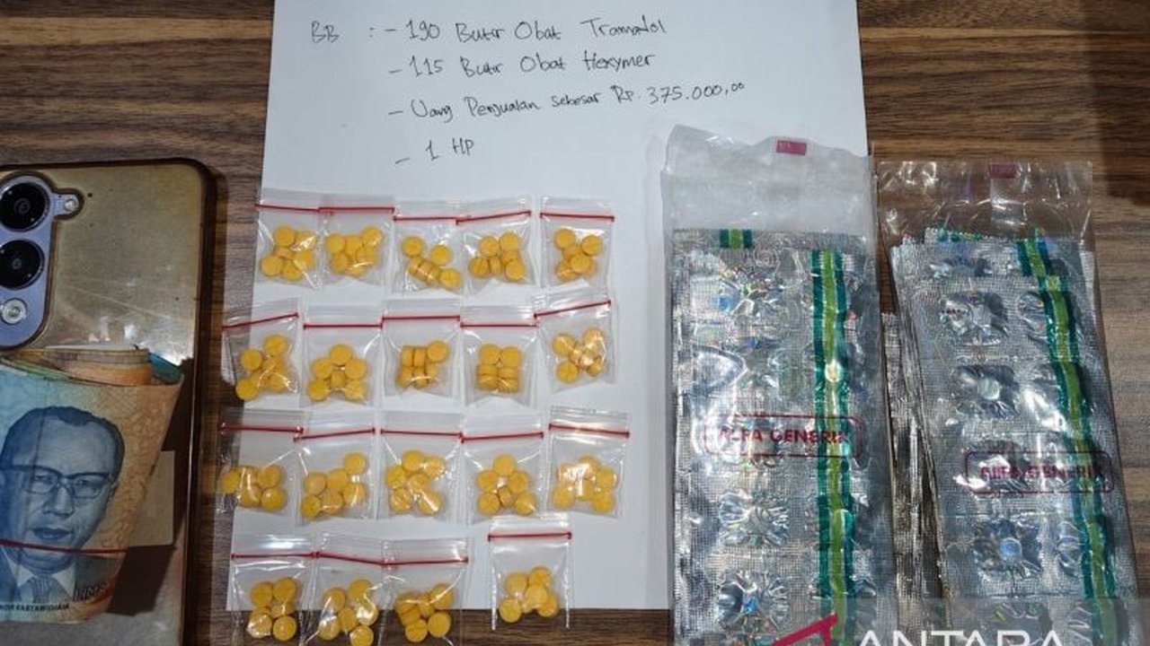 Polres Metro Bekasi berhasil mengamankan seorang pengedar obat daftar G di Babelan, menyita ratusan butir tramadol dan hexymer yang berbahaya bagi kesehatan serta berpotensi merusak generasi bangsa.