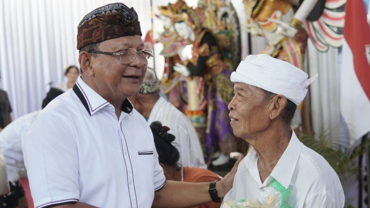 Bupati Buleleng Nyoman Sutjidra memproyeksikan Kecamatan Gerokgak sebagai Kawasan Strategis Ketahanan Pangan nasional, memanfaatkan potensi lahan dan sumber daya alamnya yang besar untuk komoditas unggulan dan mendukung program nasional.