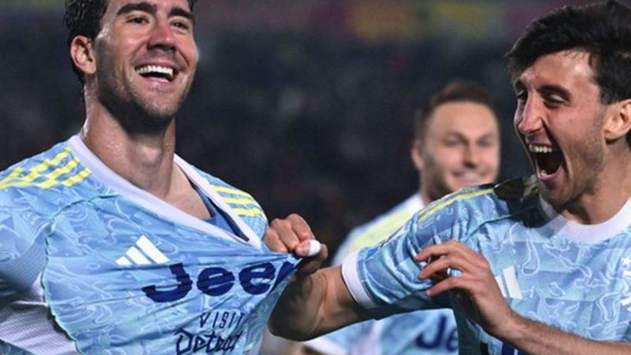 Dusan Vlahovic Juventus tampil gemilang! Gol cepatnya di awal laga sukses mengamankan kemenangan krusial Bianconeri atas Lecce, membawa mereka naik ke peringkat tiga klasemen Serie A.