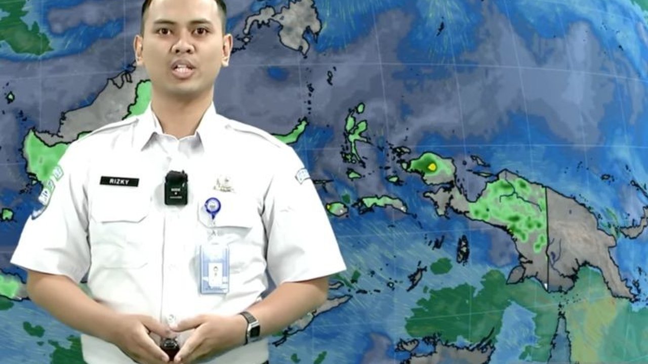 BMKG memprakirakan hujan lebat hingga sangat lebat berpotensi mengguyur beberapa daerah di Indonesia pada Minggu ini. Simak selengkapnya prakiraan cuaca BMKG untuk wilayah Anda agar tetap waspada.