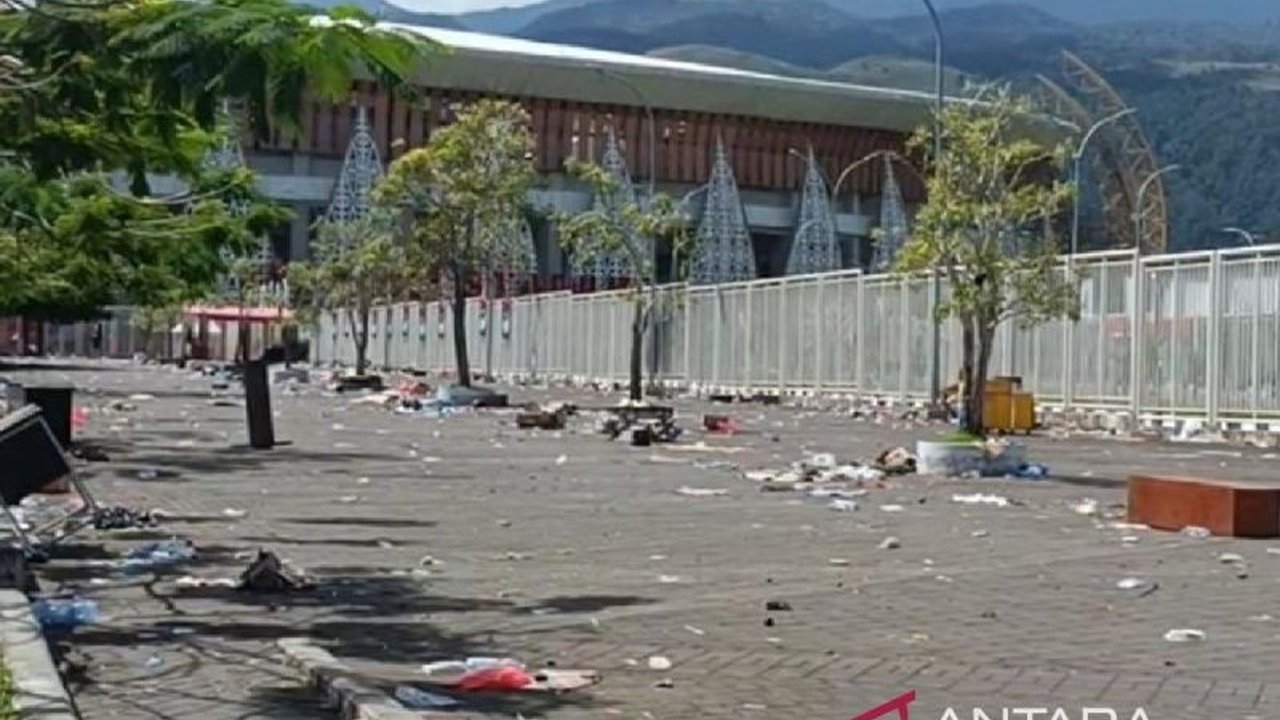 Pemerintah Provinsi Papua mengajak seluruh Aparatur Sipil Negara (ASN) untuk ASN Papua Kerja Bakti membersihkan Stadion Lukas Enembe, menandai komitmen menjaga fasilitas publik dan memperkuat persatuan pasca insiden.