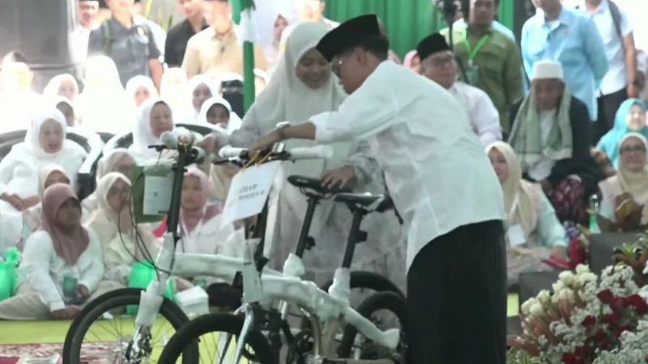 Wakil Presiden Gibran Rakabuming Raka membagikan sepeda kepada santri di Jombang saat Haul KH. Abd. Wahab Chasbullah. Ia terkesan dengan jawaban santri tentang kebanggaan menjadi santri, menyebutnya seperti debat capres.