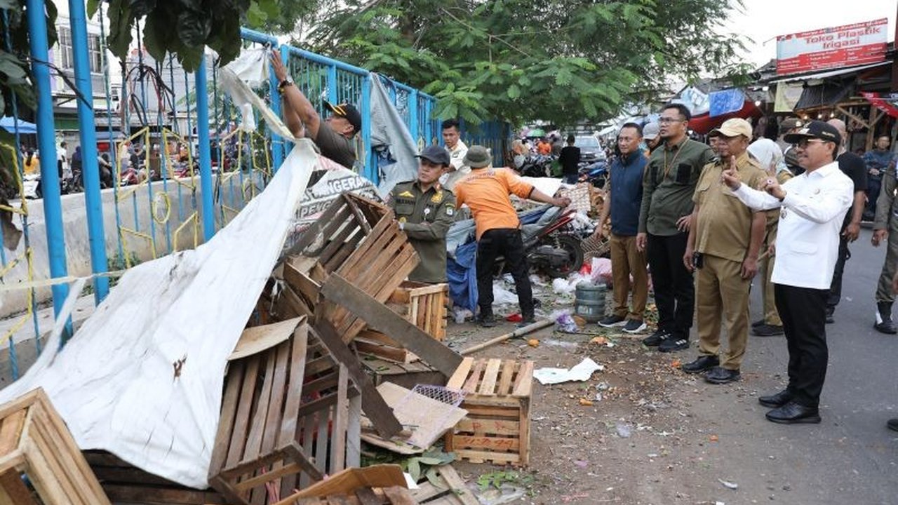 Satpol PP Tangerang gencar melakukan penertiban PKL di sejumlah ruas jalan utama dan fasilitas umum, memastikan ketertiban dan kenyamanan ruang publik bagi masyarakat.