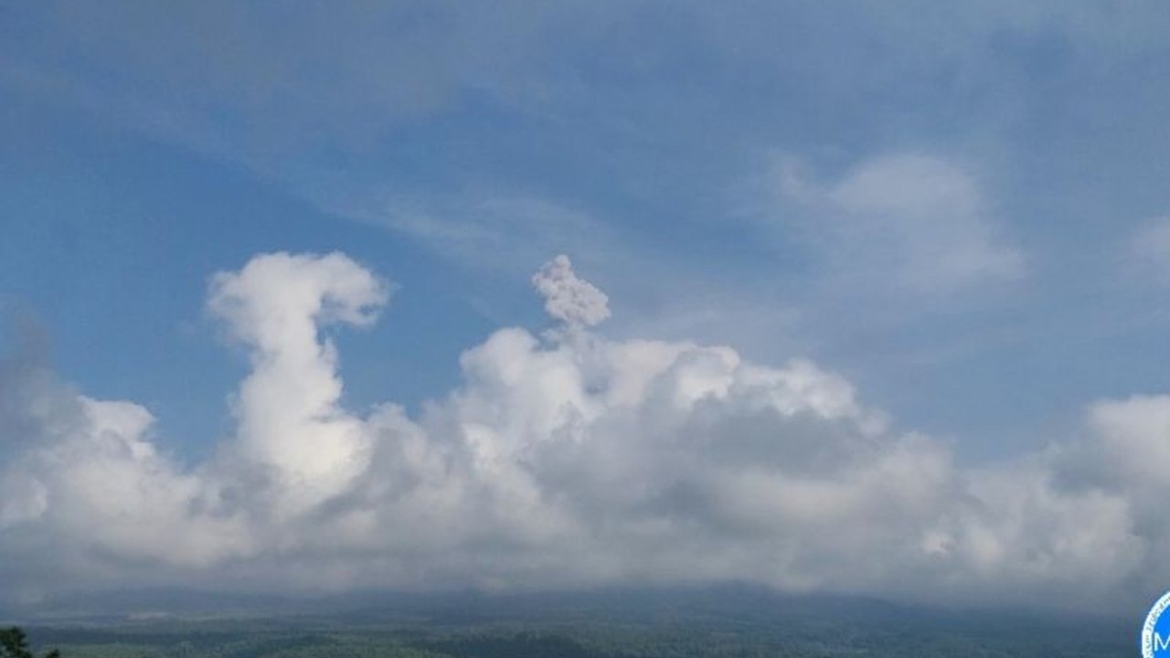 Gunung Semeru kembali erupsi pada Minggu pagi, 10 Mei 2026, dengan kolom letusan setinggi 1.000 meter. Warga diimbau waspada terhadap potensi bahaya letusan Gunung Semeru.