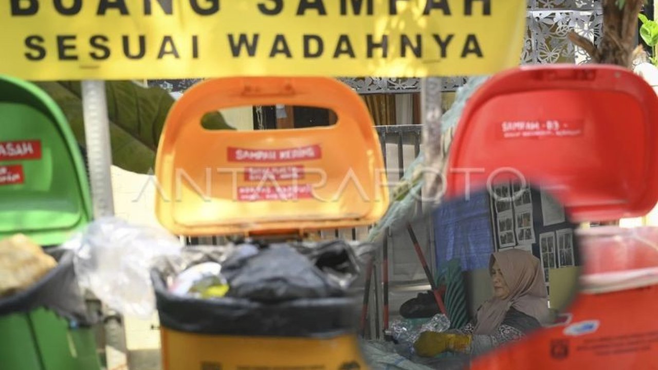Komisi D DPRD DKI Jakarta merekomendasikan penundaan retribusi sampah rumah tangga hingga seluruh RW memiliki bank sampah dan sosialisasi terlaksana dengan baik, demi terciptanya pengelolaan sampah yang optimal.
