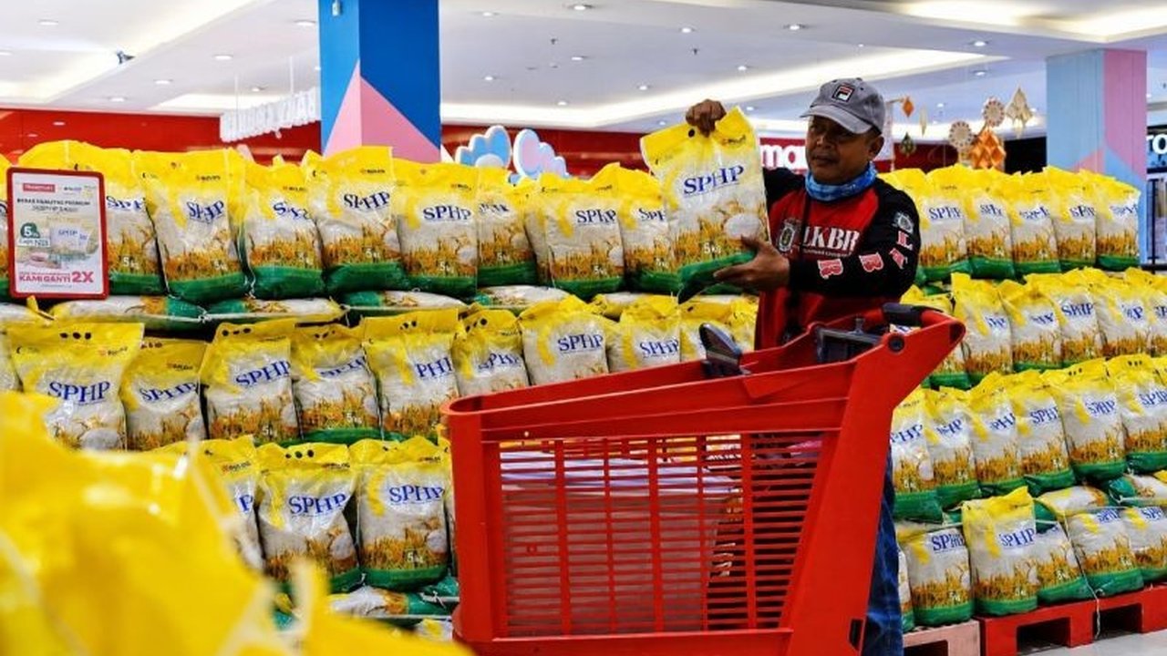 Perum Bulog Wilayah Kalimantan Tengah (Kalteng) terus menggalakkan distribusi beras SPHP untuk menjaga stabilitas harga pangan, memastikan daya beli masyarakat tetap terjaga di tengah fluktuasi pasar.