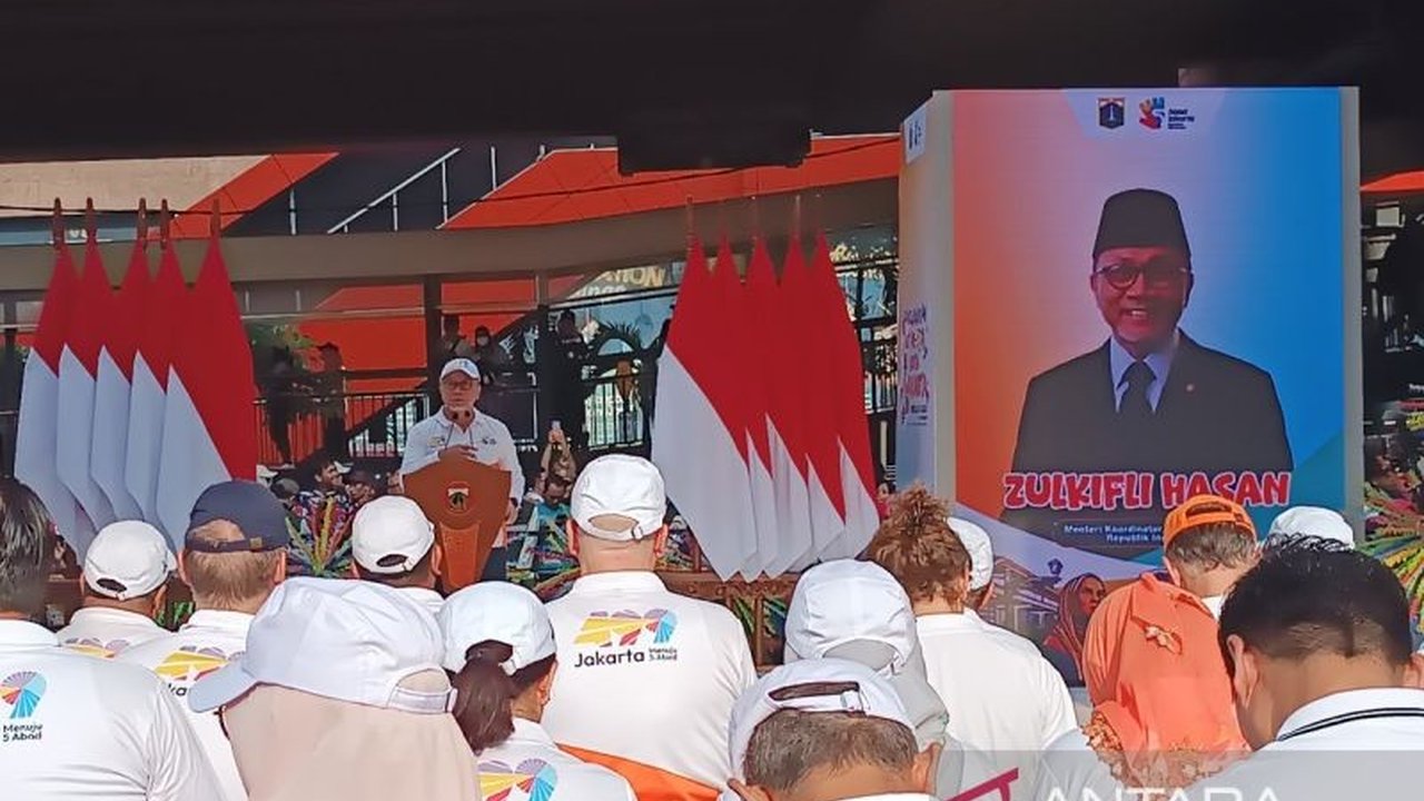 Menteri Koordinator Bidang Pangan Zulkifli Hasan mengungkapkan kerisauan Presiden Prabowo Subianto terkait persoalan sampah yang tak kunjung selesai di Indonesia, menyoroti rumitnya perizinan sebagai penghambat utama.
