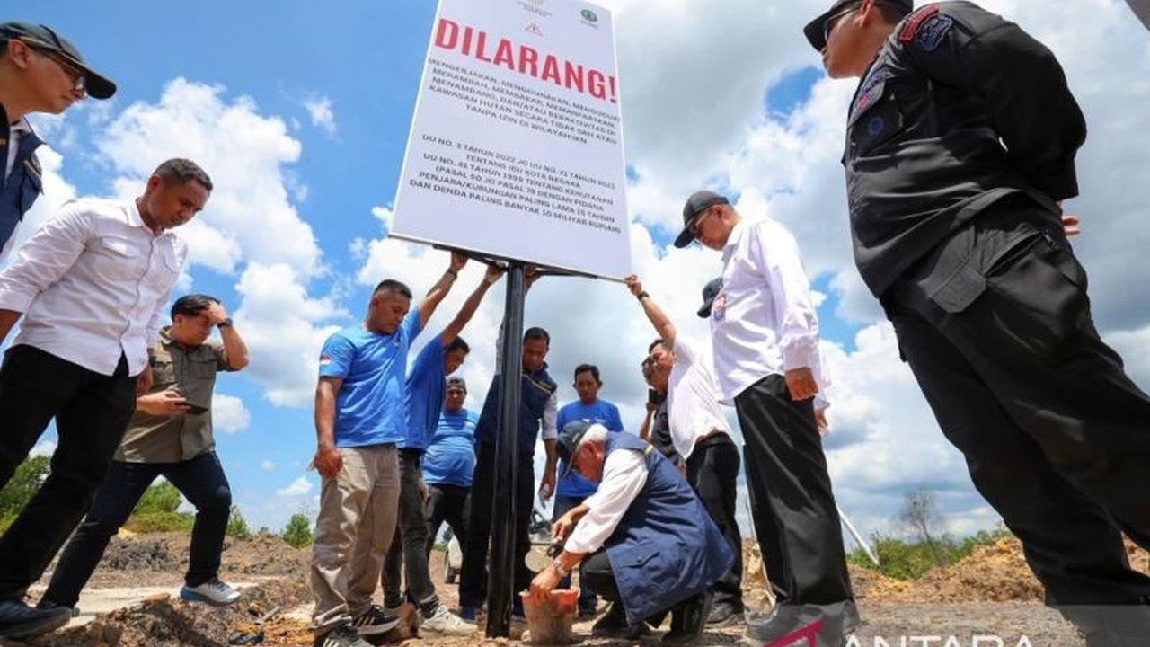 Otorita Ibu Kota Nusantara (OIKN) mengambil langkah tegas penegakan hukum untuk memberantas perusakan hutan di wilayah IKN, memastikan kelestarian lingkungan ibu kota baru yang berkelanjutan.