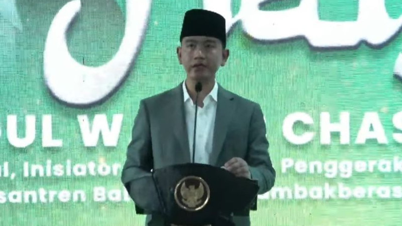 Wakil Presiden Gibran Rakabuming Raka aktif berkeliling daerah, termasuk Jawa Timur, untuk memastikan program prioritas Presiden Prabowo Subianto berjalan dengan baik. Upaya Gibran Kawal Program Prabowo ini bertujuan mengoptimalkan implementasi di tingkat