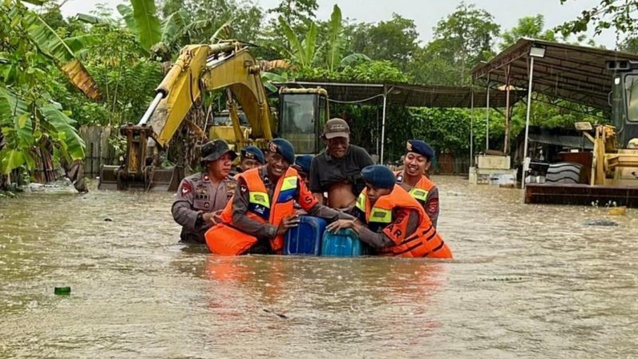 Satuan Brigade Mobil (Satbrimob) Polda Sultra sigap melakukan evakuasi ratusan warga terdampak banjir di Kendari. Respons cepat Brimob Kendari evakuasi banjir ini dilakukan menyusul tingginya debit air akibat hujan deras.