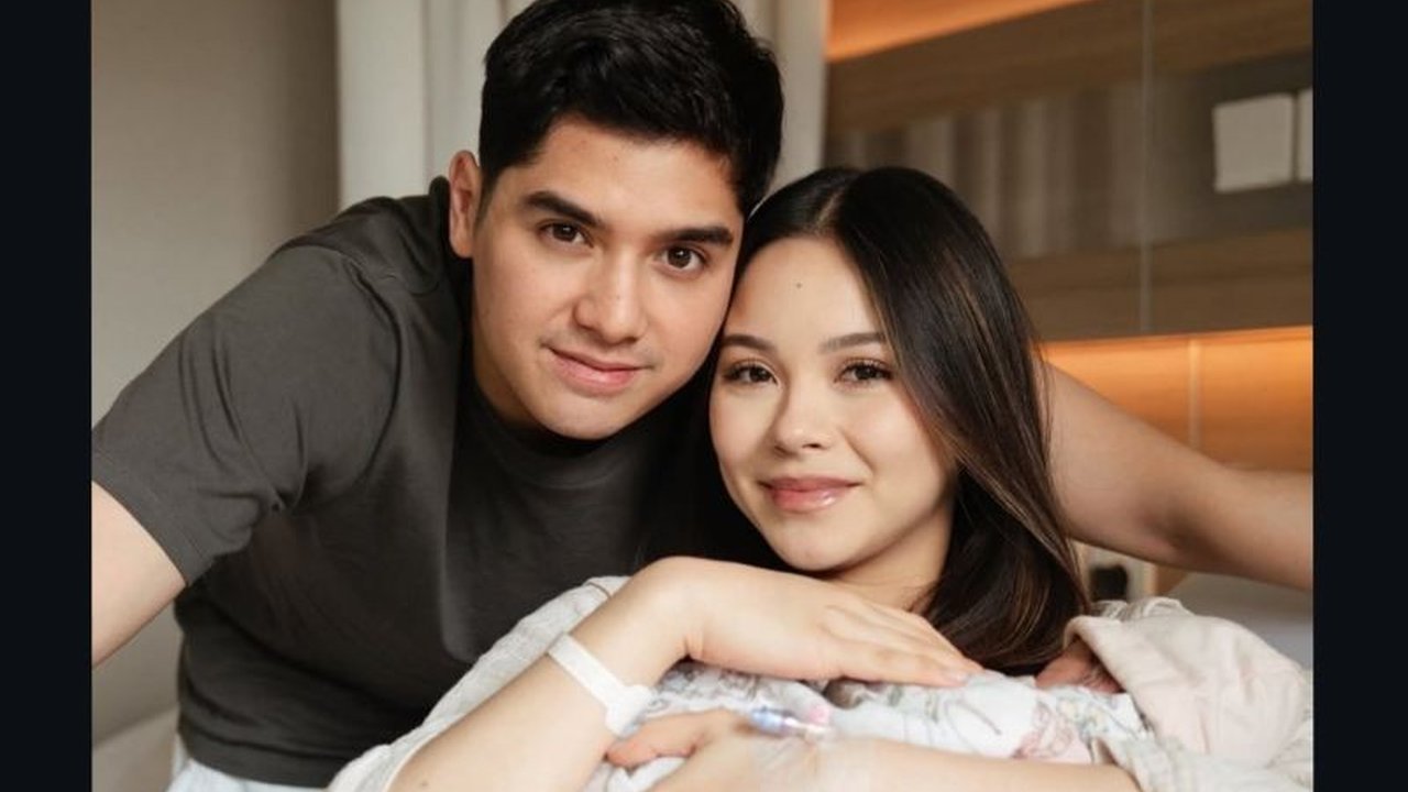 Pasangan selebriti Alyssa Daguise dan Al Ghazali berbahagia menyambut kelahiran anak pertama mereka, Soleil Zephora Ghazali, pada 10 Mei 2026, membagikan momen haru ini di media sosial.