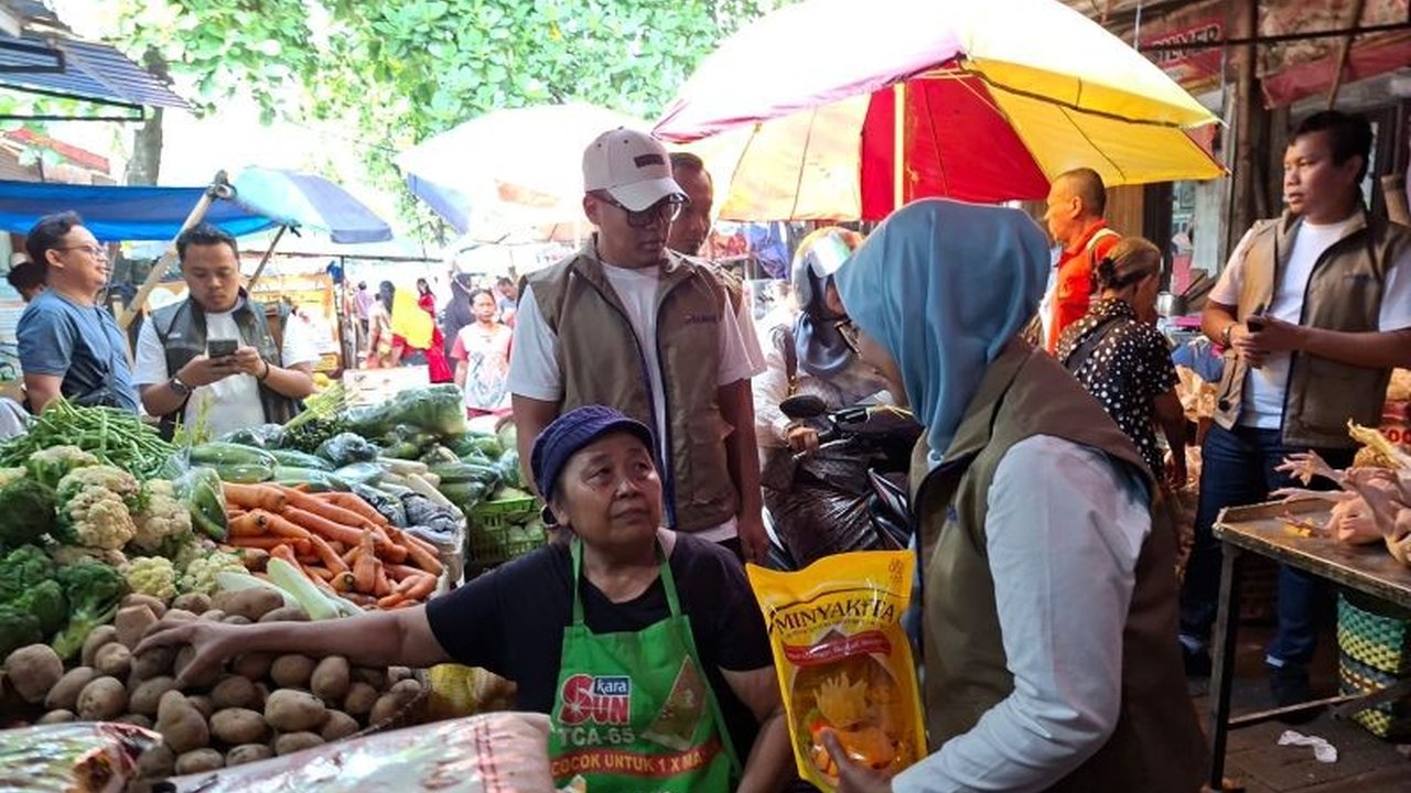 Perum Bulog Kanwil Jawa Tengah memastikan ketersediaan dan harga MinyaKita di pasar rakyat tetap aman dan terkendali, sesuai HET. Masyarakat diimbau tidak panik dalam membeli kebutuhan pokok ini.