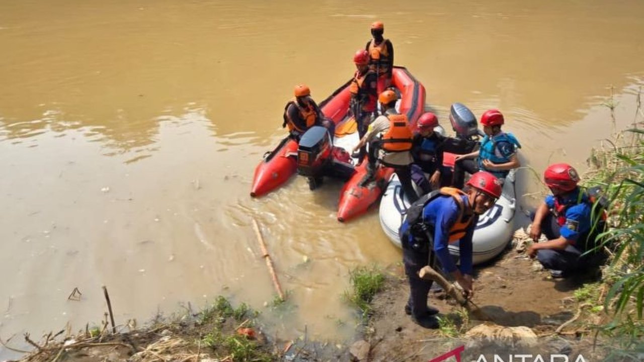 Tim SAR gabungan, termasuk Basarnas, intensifkan Pencarian Anak Hanyut Cianjur yang terbawa arus sungai. Drone dikerahkan untuk memantau area sulit di Waduk Jangari.