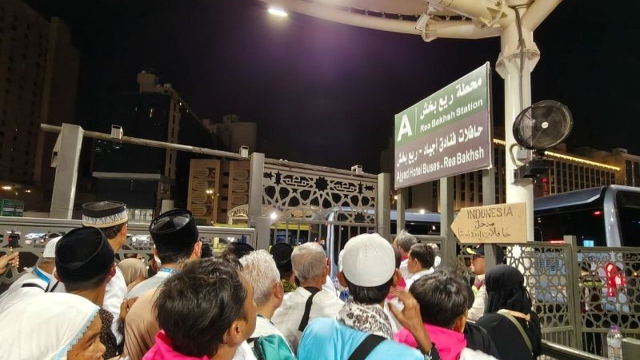 Demi kelancaran dan keselamatan jutaan jemaah, Petugas Penyelenggara Ibadah Haji (PPIH) Arab Saudi menerapkan sistem buka tutup di Terminal Ajyad. Bagaimana cara kerja sistem ini mengurai kepadatan dan menjamin kenyamanan jamaah?