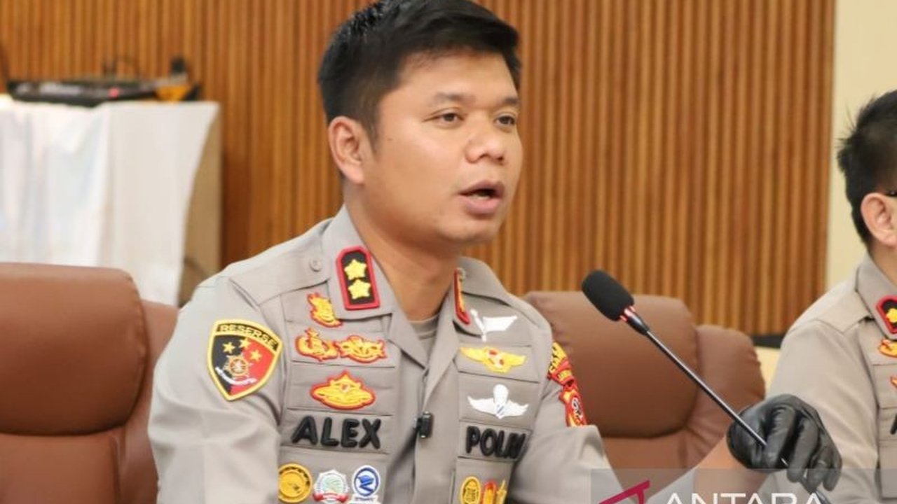 Polda Jabar menggelar aksi konservasi besar-besaran di Gunung Gede, menanam benih rotan dan saninten, serta melepasliarkan elang bido. Upaya ini bertujuan memulihkan ekosistem dan membangun fasilitas pendaki. Simak detail lengkapnya.
