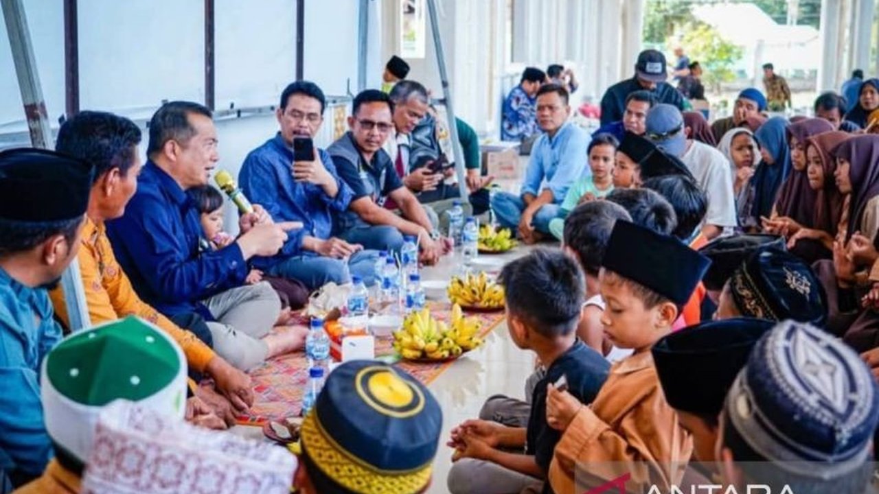 Gubernur NTB Lalu Muhamad Iqbal mengajak anak-anak di Sumbawa untuk mencintai dan menjaga kelestarian lingkungan NTB, serta berani bermimpi demi masa depan cerah. Simak pesan inspiratifnya!