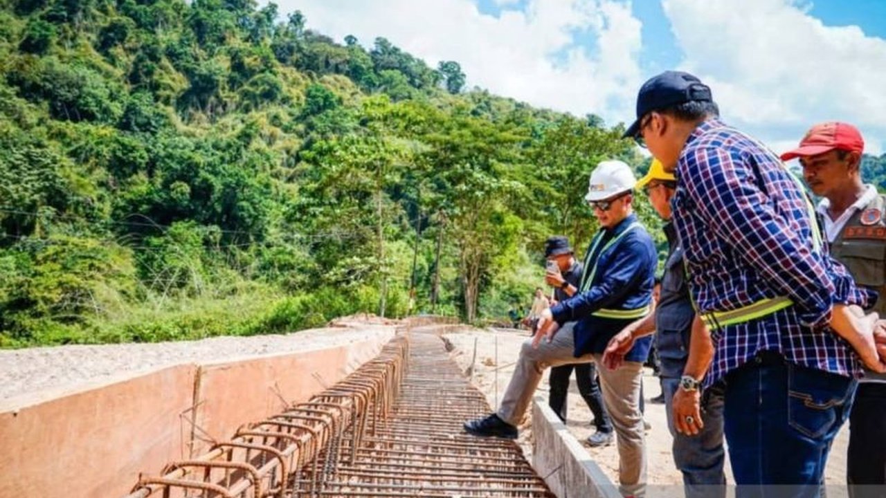 Gubernur NTB Lalu Muhamad Iqbal menargetkan penyelesaian Proyek Jalan Lenangguar-Lunyuk di Kabupaten Sumbawa pada akhir Mei 2026, menekankan pentingnya mitigasi bencana dan dampak ekonomi. Simak detail peninjauan dan arahannya.