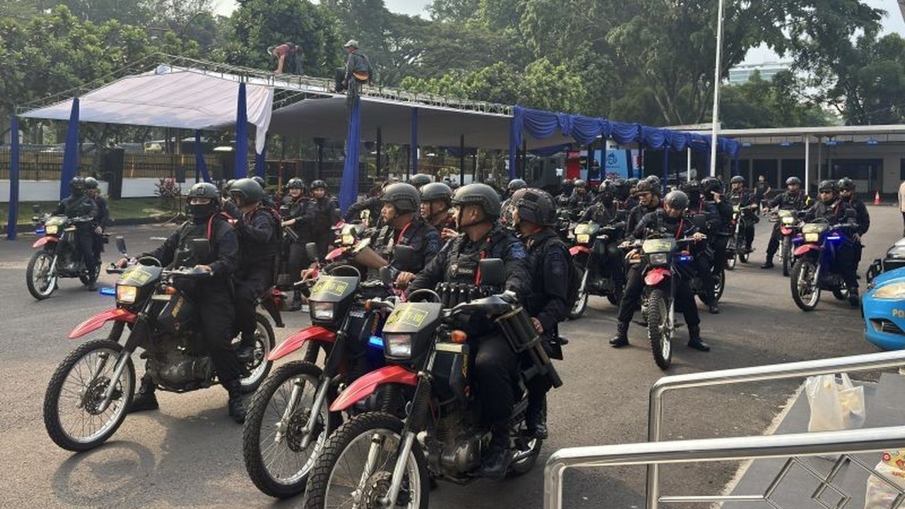 Polrestabes Bandung mengerahkan ribuan personel gabungan guna memastikan kelancaran dan ketertiban acara Pengamanan Nobar Persib Persija di lebih dari 100 titik di Kota Bandung.