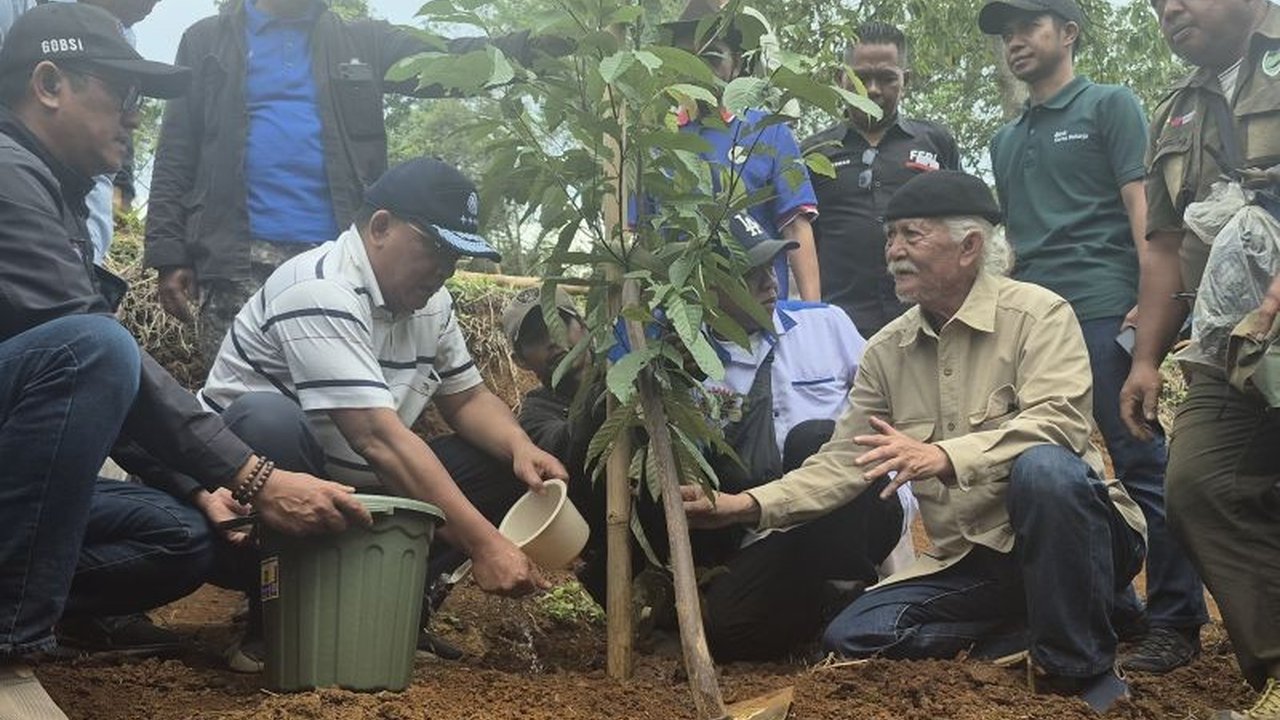Kementerian Lingkungan Hidup berkolaborasi dengan serikat buruh dalam inisiatif Penghijauan Hulu Bandung, menanam 12.000 pohon guna memulihkan lingkungan dan mengurangi risiko banjir. Simak detail gerakan nasional ini!