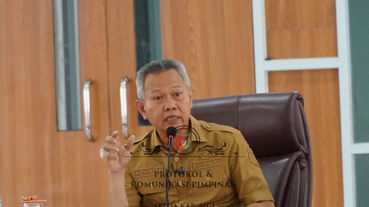 Pemerintah Kabupaten Sigi menerapkan Kebijakan WFH bagi ASN, namun pimpinan OPD dan unit layanan publik wajib WFO. Simak detail aturan dan tujuannya dari Bupati Sigi Moh Rizal Intjenae.