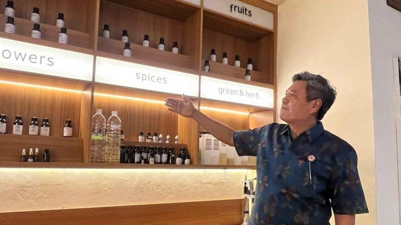 Kemenperin memperkuat hilirisasi minyak atsiri nasional melalui pengembangan Pusat Flavor and Fragrance (PFF) di Bali. PFF menjadi pusat inovasi dan pelatihan produk bernilai tambah tinggi.