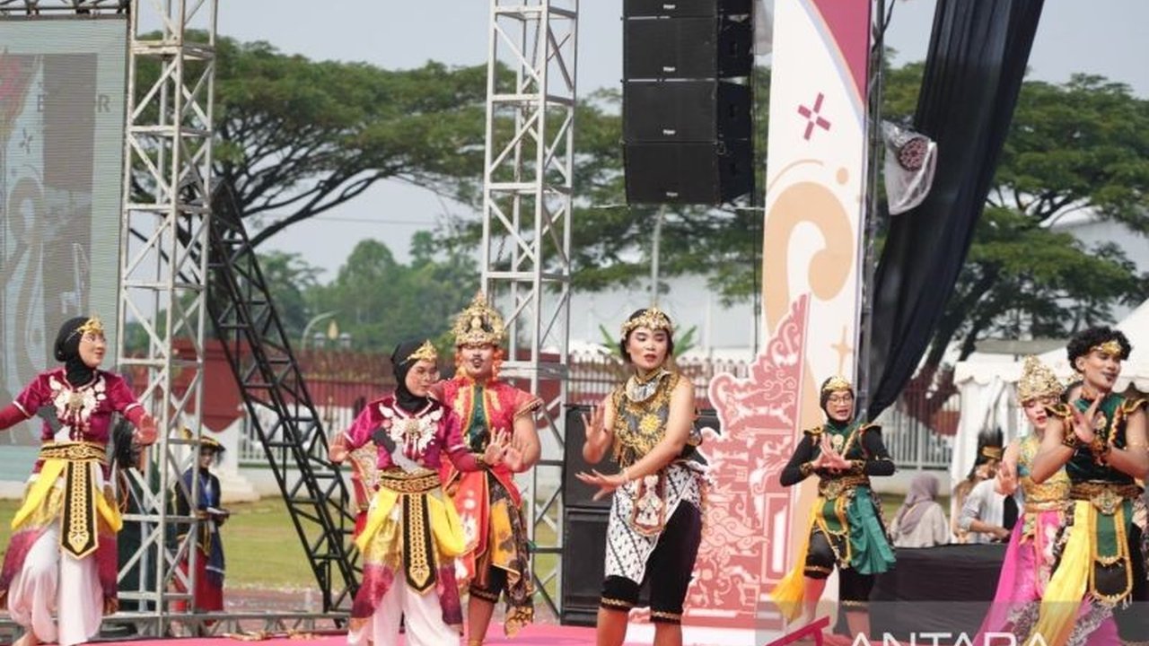 Pembukaan Hari Jadi Bogor ke-544 dimeriahkan oleh Festival Budaya Nusantara di Stadion Pakansari, Cibinong, yang menampilkan kekayaan budaya 22 provinsi dan memperkuat semangat kebhinnekaan.