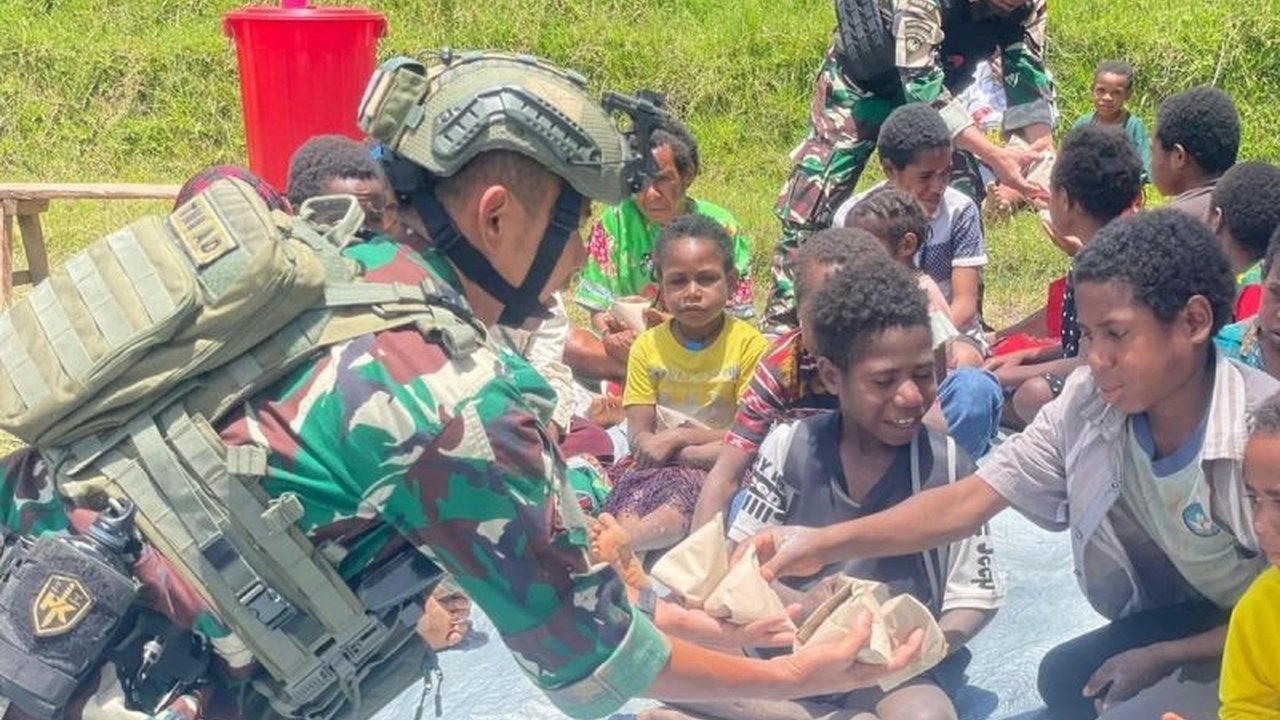 Satgas Yonif 511/DY kembali menggelar program makan bersama gratis yang ke-15 di Kampung Tima, Lanny Jaya, sebagai wujud nyata kemanunggalan TNI dengan rakyat dan bentuk kepedulian terhadap masyarakat.