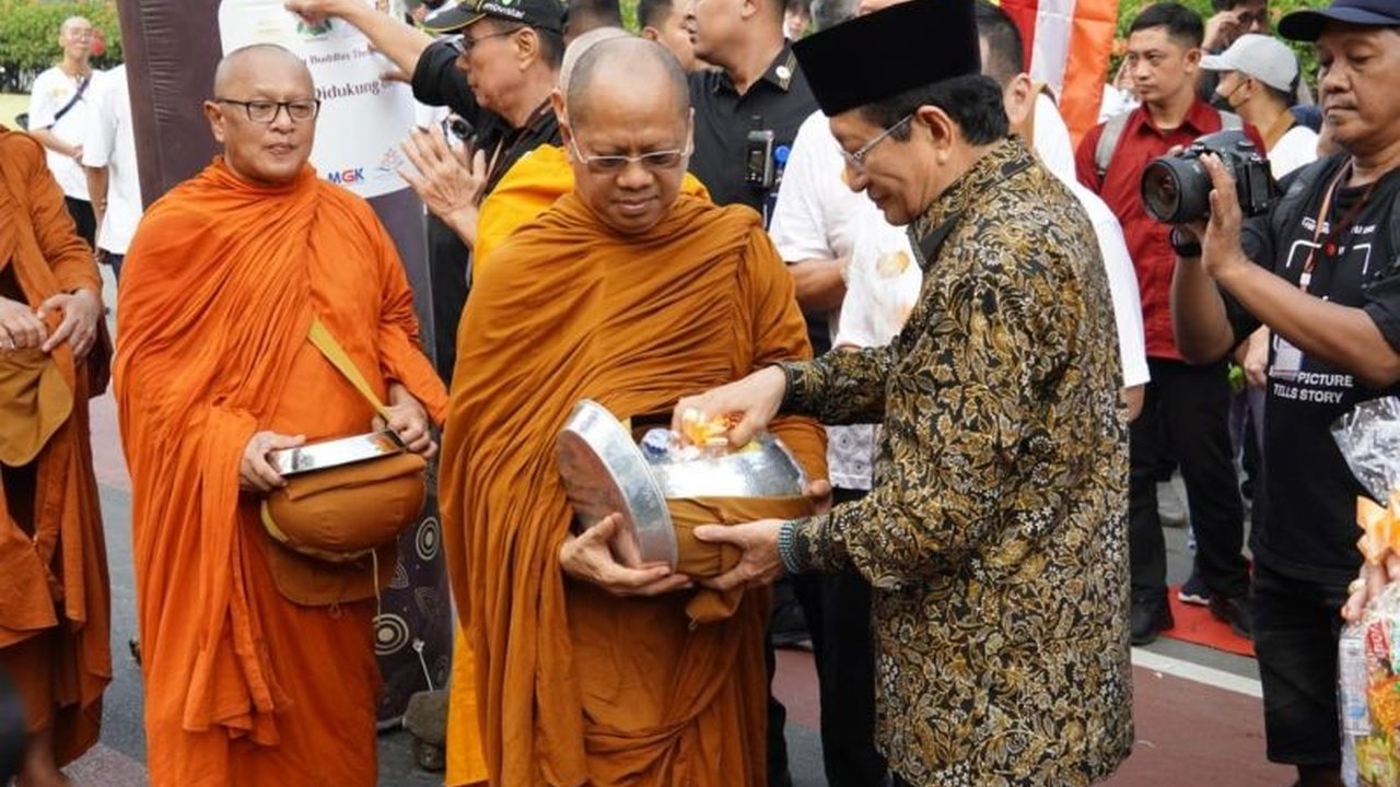 Menteri Agama Nasaruddin Umar menegaskan Pindapata Nasional Gema Waisak 2570 B.E. bukan hanya tradisi keagamaan, melainkan pelajaran hidup tentang berbagi dan melatih keikhlasan, mengajak umat Buddha mewujudkan spiritualitas nyata.