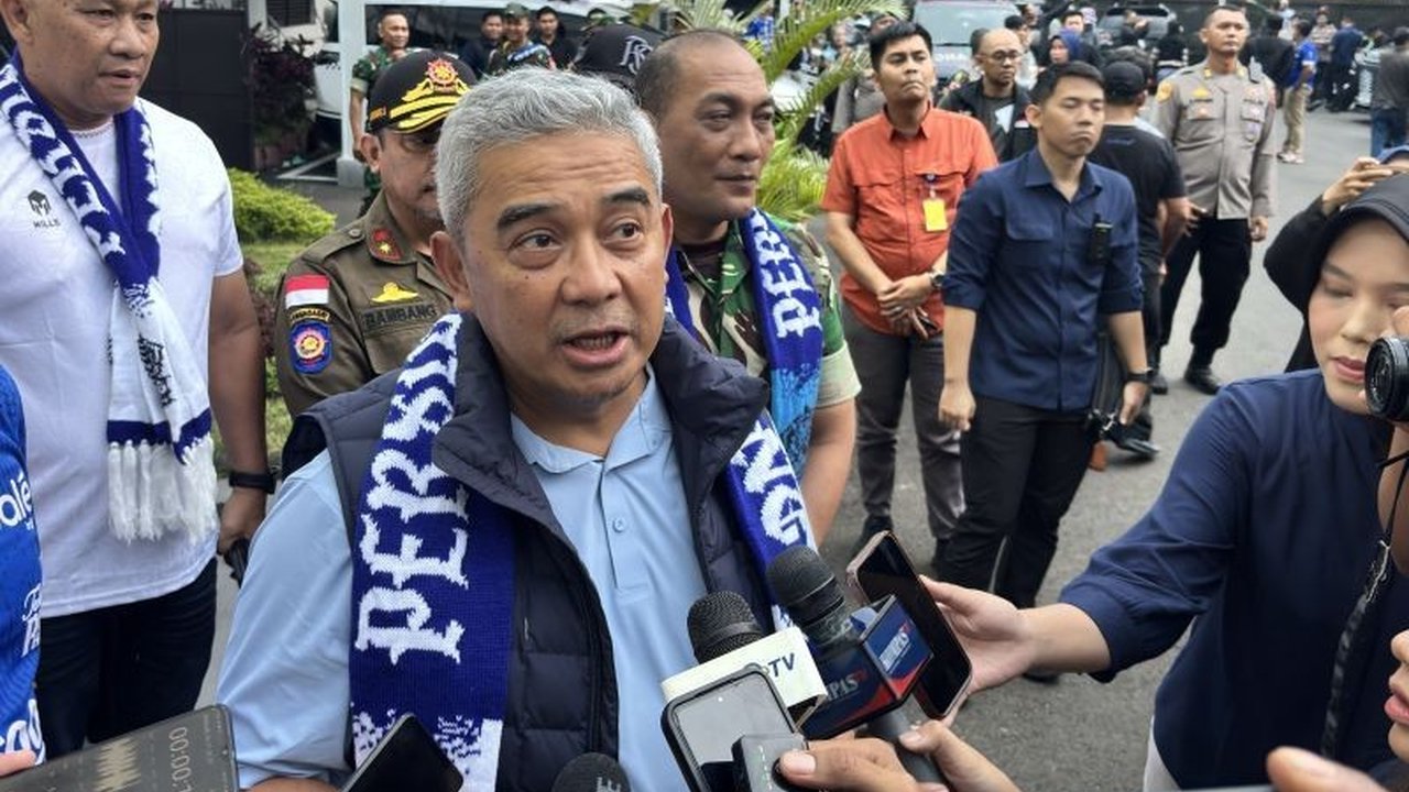 Wali Kota Bandung Muhammad Farhan menyatakan optimismenya bahwa Persib Bandung akan meraih gelar Persib Juara Super League 2025/2026, bahkan menargetkan hattrick kemenangan. Simak detailnya!