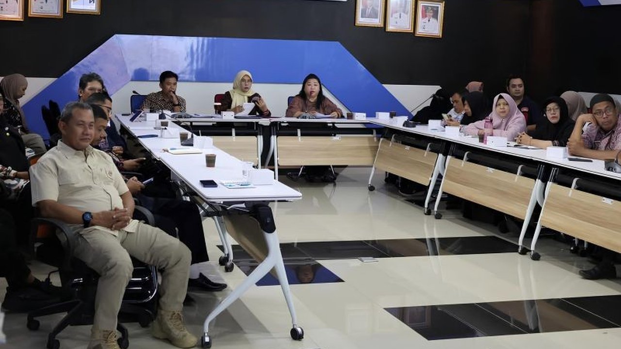 Pemerintah Kota Singkawang serius menata kabel semrawut Singkawang di perkotaan, mendesak provider telekomunikasi untuk menggunakan tiang bersama demi keselamatan warga dan keindahan kota. Upaya ini juga didukung DPRD dan masyarakat.