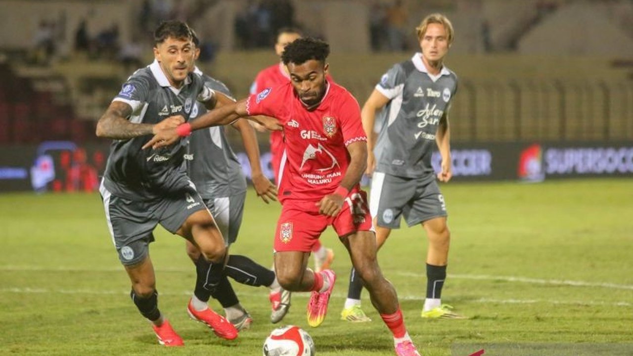 Kemenangan dramatis PSIM atas Malut United 2-0 di kandang sendiri membawa Laskar Mataram **naik peringkat** ke posisi kesebelas Super League. Simak detail pertandingan sengit ini!