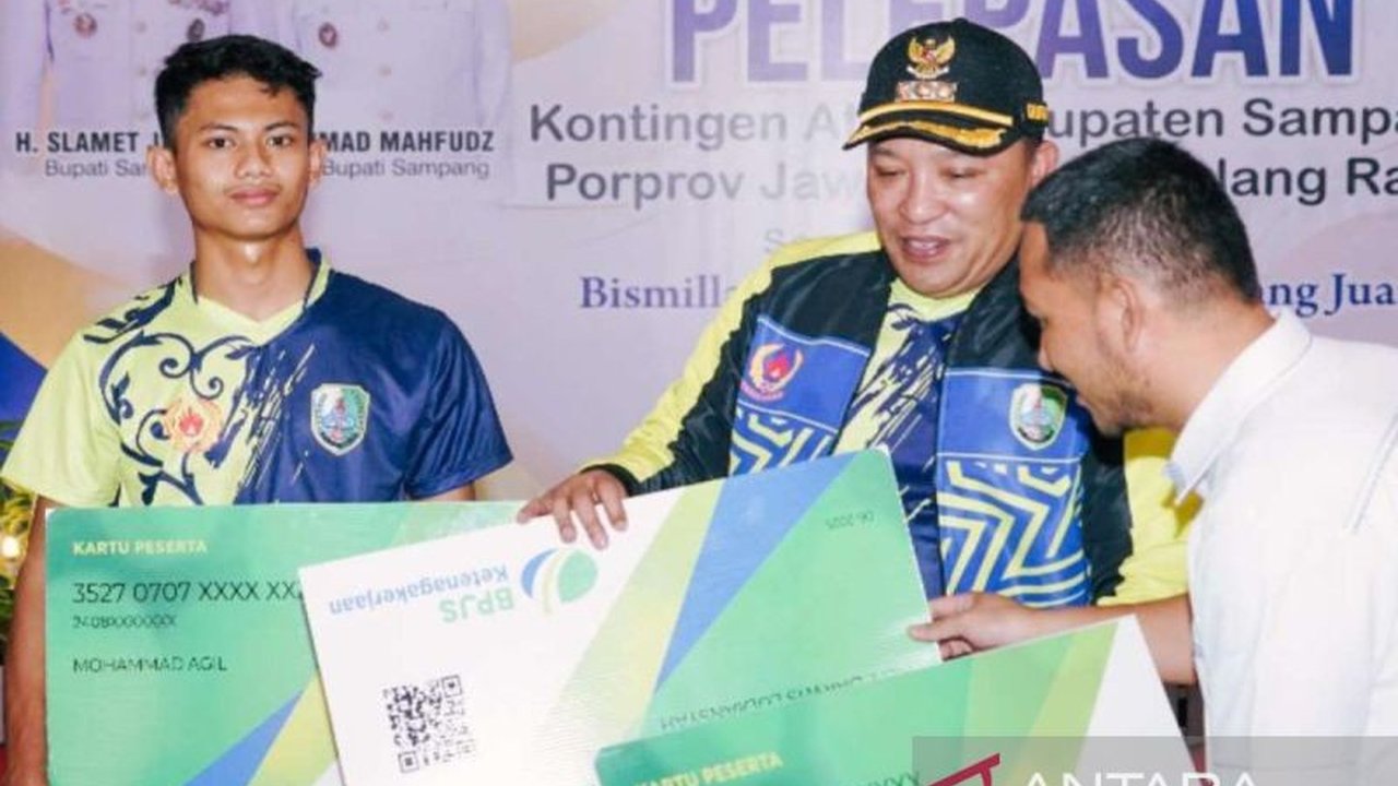 Pemerintah Kabupaten Sampang mengalokasikan dana untuk bantuan Jamsostek pekerja rentan, memastikan perlindungan sosial bagi ribuan petani, nelayan, dan pedagang di wilayahnya.