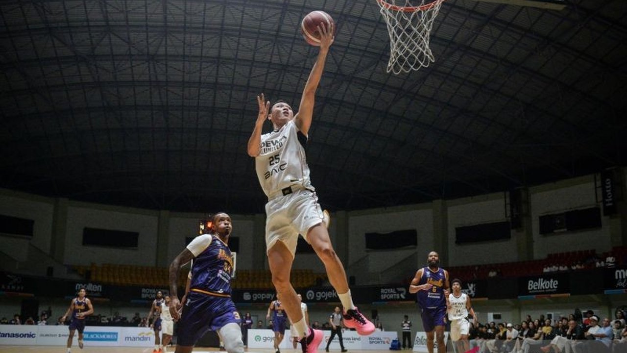 Dewa United IBL 2026 berhasil mengakhiri musim reguler di peringkat ketiga setelah menaklukkan Kesatria Bengawan Solo, memastikan tiket playoff dengan posisi strategis dan momentum positif.