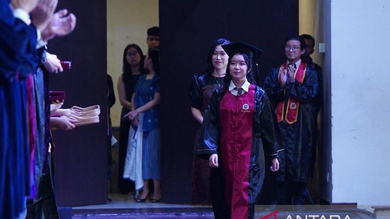 Kalya, siswi berprestasi dari SMA Bina Nusantara Serpong, Tangerang Selatan, berhasil diterima di tujuh universitas ternama dunia, termasuk UCL dan Kyoto University. Kisah inspiratifnya memotivasi banyak siswa untuk meraih mimpi pendidikan global.