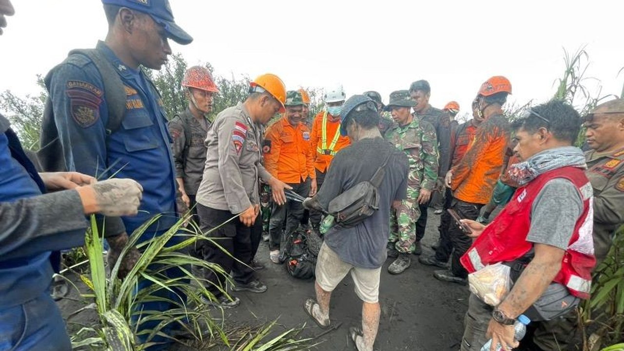 Dua WNA Meninggal Gunung Dukono setelah hilang akibat erupsi. Tim SAR gabungan berhasil menemukan jasad korban yang tertimpa batu besar, mengungkap kisah pilu di tengah medan ekstrem.