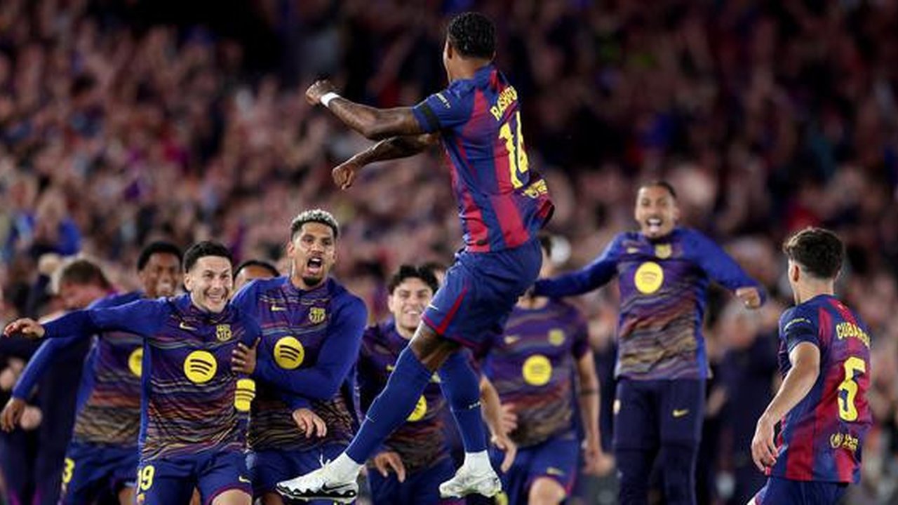 Penyerang Barcelona, Marcus Rashford (belakang), merayakan gol pertama timnya bersama rekan-rekannya dalam pertandingan liga sepak bola Spanyol antara FC Barcelona melawan Real Madrid CF di S