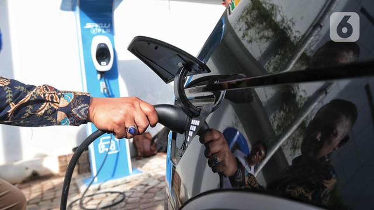 Sekjen DPR Indra Iskandar mengisi daya mobil listrik merek 'Hyundai Ioniq 5' di halaman Kompleks DPR RI, Jakarta, Jumat (30/9/2022). Sebanyak 55 unit mobil tersebut akan digunakan para delega
