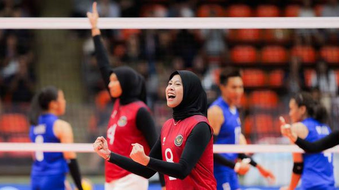 Pemain tim voli putri Indonesia, Megawati Hangestri Pertiwi (tengah) merayakan raihan poin saat bertanding di final voli putri SEA Games 2025 di Indoor Stadium Huamark, Bangkok, Thailand, pad