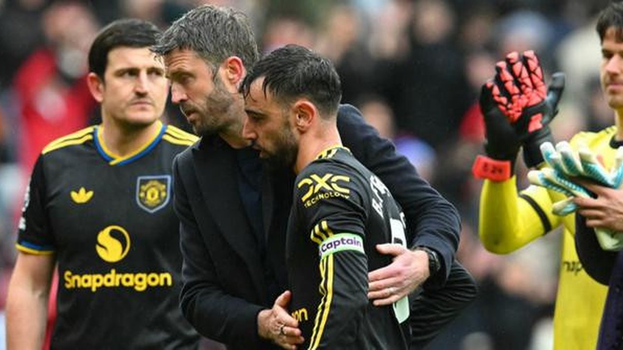 Pelatih sementara Manchester United asal Inggris, Michael Carrick, memberi selamat kepada gelandang Manchester United asal Portugal bernomor punggung 08, Bruno Fernandes, setelah pertandingan
