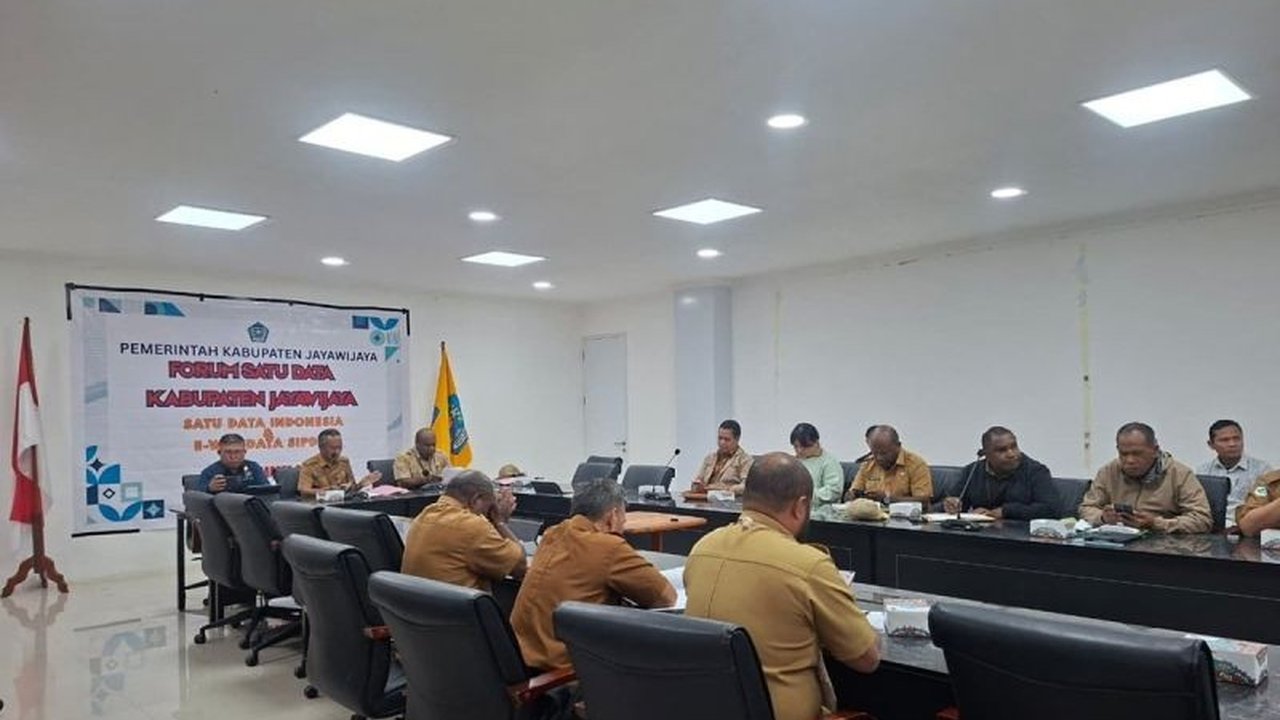 Suku Dinas Kependudukan dan Pencatatan Sipil Jakarta Barat berhasil mencatat rekor nasional dalam capaian perekaman e-KTP, menunjukkan komitmen kuat dalam transformasi layanan Adminduk.