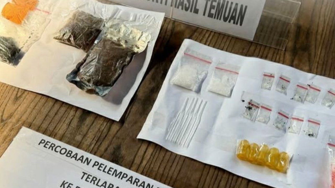 Petugas Lapas Karawang berhasil menggagalkan upaya penyelundupan narkoba jenis sabu dan tembakau sintetis dengan modus pelemparan. Kesigapan petugas dalam menjaga keamanan Lapas Karawang patut diacungi jempol.