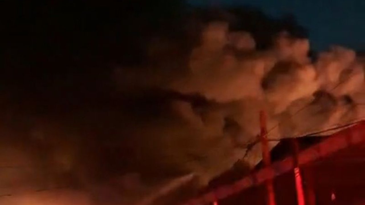Kebakaran Gudang Jakbar di Tegal Alur, Kalideres, diwarnai ledakan beruntun dari botol berisi bahan kimia dan gas, memaksa petugas pemadam menghadapi potensi gas beracun.