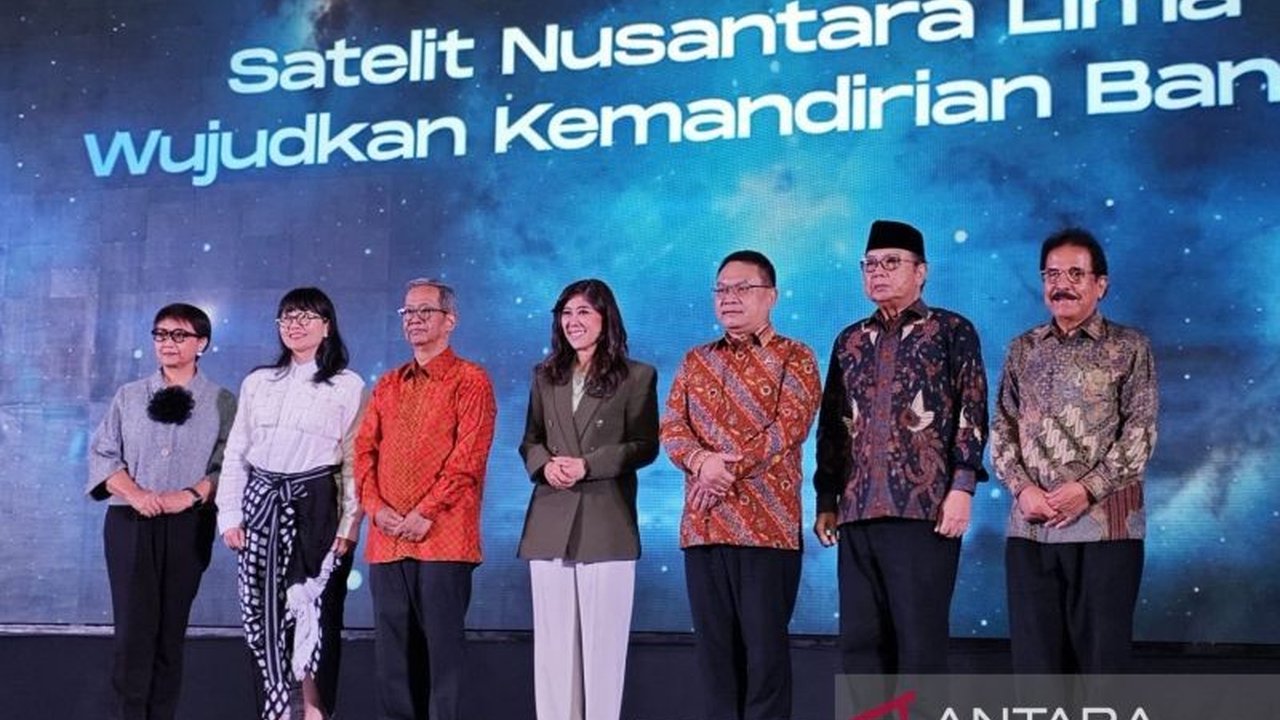 Satelit Nusantara Lima kini resmi beroperasi, membawa harapan baru untuk percepatan pemerataan akses internet di seluruh wilayah Indonesia, khususnya daerah 3T, dengan kapasitas 160 Gbps yang menjangkau seluruh pelosok negeri.
