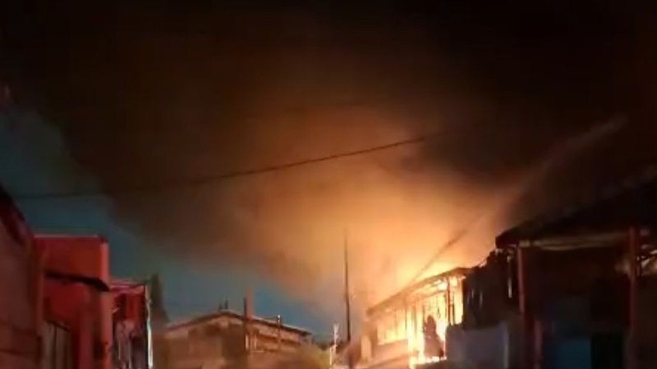 Petugas Gulkarmat Jakarta Barat mengerahkan robot pemadam kebakaran untuk mengatasi potensi gas beracun dari gudang kimia yang terbakar, demi keselamatan personel.