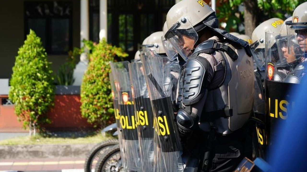 Polda Bali latih respons darurat personelnya melalui simulasi pengamanan Mako, memastikan kesiapsiagaan dan profesionalisme dalam menghadapi berbagai ancaman keamanan. Bagaimana detail latihannya?