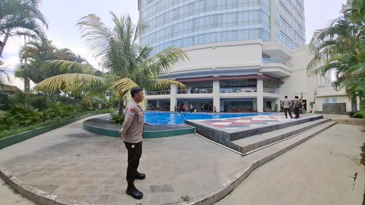 Polisi olah TKP bocah 4 tahun tewas tenggelam di kolam renang Hotel Swiss-Bel Bandar Lampung. (Liputan6.com/ Dok Ist).
