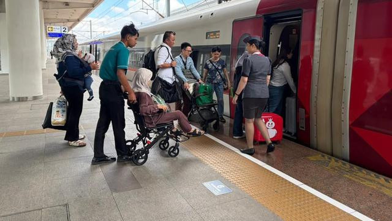 KCIC mengecam tindakan penumpang yang menahan pintu kereta cepat Whoosh. (Foto: KCIC)