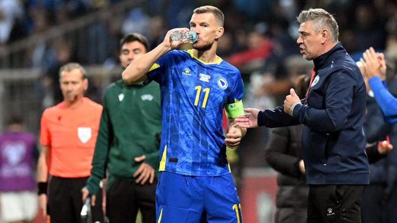 Striker Timnas Bosnia-Herzegovina, Edin Dzeko, mengenakan jersey biru produksi Kelme di laga Kualifikasi Euro 2024. (ELVIS BARUKCIC / AFP)